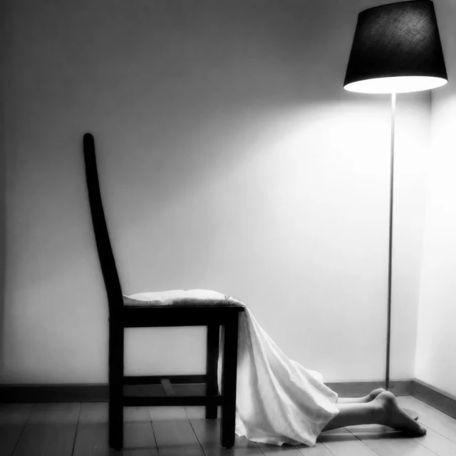 Invisible Para El Mundo...
Hubo un momento en su vida que se hizo invisible para el mundo, dolor, soledad, tristeza; su corazón tocó fondo, no soportó más, recogió los pedazos que le quedaban en la oscuridad y, ahí, escondida en un rincón, se reencontró con ella misma, recargó fuerzas, fue llenando poco a poco de luz su alma y volvió a caminar por la vida de nuevo...Sigue en mi Blog.

Rovica.