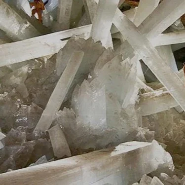 La Cueva de los Cristales en Naica (México)...
En la mina de Naica, situada bajo el desierto en Saucillo, Chihuahua (México), a 300 metros de profundidad, se encuentran los cristales de yeso selenita más grandes descubiertos en el planeta. Estos cristales llegan a medir hasta 13 metros y pesan más de 55 toneladas.
La Cueva de los Cristales la descubrieron dos mineros que estaban perforando en la mina Naica, una mina de plomo y plata, muy rica de la zona. Pues bajo ella, hallaron esta maravilla de la naturaleza. Un bosque de cristales. Tienen más de medio millón de años. Y son los más grandes de la Tierra hallados hasta el momento. Aún es un misterio cómo han conseguido crecer tantísimo.
Otro aspecto fascinante es que la cueva posee condiciones extremas. Justo por debajo de la cueva pasa un río de magma que hace que la temperatura sea insoportable, temperaturas cercanas a 58 °C y una humedad de hasta el 99 %. Sin equipos especiales de refrigeración, una persona solo puede permanecer allí unos minutos antes de sufrir un golpe de calor potencialmente mortal. Por eso, visitar el lugar requiere una indumentaria especial. Además de las botas para escalar, el casco con luz y los arneses, se utilizan máscaras de oxígeno para respirar y bolsas llenas de hielo que se sitúan sobre el pecho y la espalda.
Los científicos creen que estos cristales crecieron durante cientos de miles de años en aguas subterráneas ricas en minerales y mantenidas a temperatura por actividad geotérmica profunda. Incluso se han encontrado microorganismos extremófilos atrapados dentro de algunos cristales, lo que ha despertado interés en campos como la astrobiología y la búsqueda de vida en otros mundos.
Muchos investigadores la consideran una de las maravillas geológicas más impresionantes del planeta, y por su aspecto se la suele comparar con un escenario de ciencia ficción o con una “catedral de cristal” oculta bajo la Tierra...Sigue en mi Blog.
De la Web
Rovica