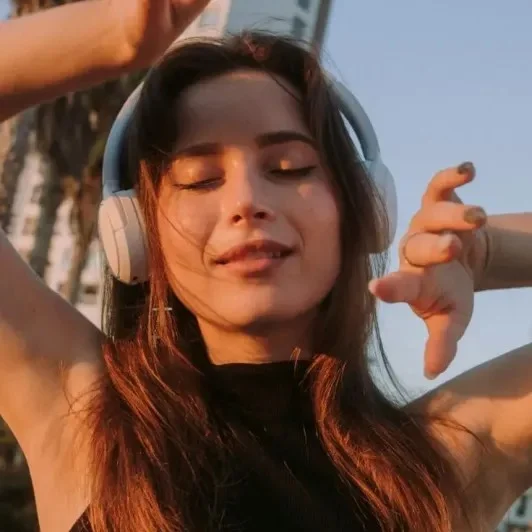 Me Queda Bien Ser Yo - Vibra Eterna -
Me queda bien ser yo tal cual...un huracán de sensaciones, con un corazón lleno de sentimientos bonitos, emociones, verdad y latidos...Sigue y escucha esta canción en mi Blog.
Rovica.