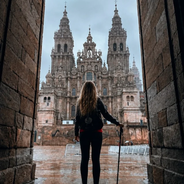 Desde el Sur a Santiago, Diario De Una Peregrina...
Hoy he decidido compartir un viaje que transformó mi mundo para siempre. Una aventura rebosante de emociones. Un destino escrito con el alma, en el diario de una peregrina.
Me llamo Rovica, Rovi o Ro, como prefieras...Y este ha sido mi Camino. Más que un viaje hacia un lugar fue un regreso a lo esencial. No para encontrar respuestas absolutas, sino para aprender a hacer mejores preguntas. Y, sobre todo, para recordar cada vez que me pierda, que lo esencial cabe en una mochila y se encuentra a paso lento.
Partí de Sevilla con la mochila cargada de más preguntas que respuestas. Atrás dejé el ruido, el reloj y la urgencia de llegar a todas partes. La Vía de la Plata me llamó no como una ruta, sino como un susurro que prometía silencio, encuentro y transformación.
Cada etapa fue un espejo, para conocerme. Las ampollas, las dudas, la fatiga…todo se volvió parte del camino, no obstáculos, sino maestros. Y con ellos, pequeños milagros: una fuente inesperada, una sonrisa compartida sin palabras, la paz de caminar sin destino inmediato. Allí comprendí que hay belleza en lo simple y fuerza en lo invisible.
He comprendido que la Fe no siempre se pronuncia en voz alta. A veces se camina. Se suda. Se comparte. He recuperado una parte de mí que creía perdida. No fue de golpe, ni con ruido. Fue un susurro, una sensación conocida que regresó sin pedir permiso. Una risa olvidada, un pensamiento que vuelve a casa, una fuerza que estaba dormida bajo capas de miedo. He sentido a Dios, la vida, el misterio en una flor silvestre, en un pan compartido, en una mirada entre desconocidos.
Camino, desde el Sur a Santiago.
Ruta: Vía de la Plata (Sevilla - Santiago de Compostela)
Duración: 35 días
Motivación: Un viaje hacia el alma, desde Sevilla hasta Santiago.
Día 1 - Sevilla: El inicio de lo invisible.
Partí desde la sevillana Puerta de Itálica con la incertidumbre colgada del pecho. No venía buscando hazañas. Venía huyendo del ruido, del agotamiento interior, de una vida demasiado cómoda y a la vez vacía. Rota por dentro, con la fe deshilachada, y la sensación de que todo lo que antes...Sigue en mi Blog.
Rovica.