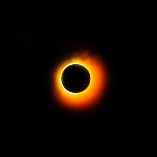 12-8-2026 Eclipse Desde España...
Somos un suspiro en el tiempo y un pequeñísimo punto en la inmensidad y grandiosidad del espacio, pero en tardes como la de ayer, nos sentimos parte de algo infinito.
Ayer el horizonte no supo si era el amanecer o el atardecer, solo supo que la luz y la sombra se hicieron una sola.
Poder presenciar la penumbra total del eclipse de ayer fue un auténtico privilegio que atesoraremos toda la vida. El famoso "anillo de diamante” Capturado justo antes de la totalidad absoluta del eclipse solar, un momento de perfecta alineación.
Imagen tomada el 12-8-2026 durante el eclipse de ayer, en España...Sigue en mi Blog.
Rovica.