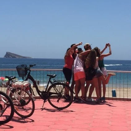 Qué Bonita La Gente...
Qué bonita la gente que se emociona con las emociones de otros. La que sabe meterse en los zapatos ajenos. La empática. La gente humana…Que guapa es: la buena gente…Sigue en mi Blog.
Rovica.
