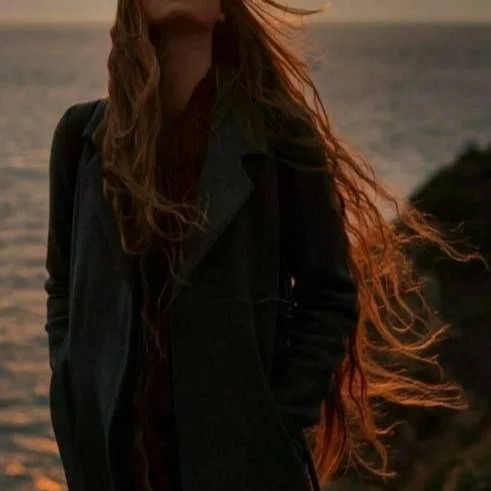 En El Pentagrama de Mi Vida.
En el pentagrama de mi vida…
Vivo de gotas de emoción.
Soy, a veces, de acero forjado;
otras, frágil cristal que se rompe en mil pedazos,
que, como un puzle, se rehace poco a poco,
con paciencia, fortaleza y sin rencor.
Soy fuego vivo de sentimientos
que fluyen desde el alma
y nacen del corazón sin condición.
Soy un alma que, en silencio,
aprende cada día a mirar la vida de frente,
firme y sin temor.
Soy un mar revuelto
que el dictado del pecho me enseña a caminar.
Y en esa marejada constante,
entre olas de duda y destellos de certeza,
aprendo a flotar cuando el viento arremete
y a navegar en calma cuando cesa la tempestad.
No hay mapa perfecto para este viaje,
solo la brújula interna de lo que siento:
un latido terco que nunca se rinde
 me dicta el rumbo a cada paso.
Porque ser tormenta también es estar viva,
es sentir con fuerza, sin miedos ni frenos,
y entender que, hasta en el mar más profundo,
siempre hay una orilla esperando por mí...Sigue en mi Blog.

Rovica.
