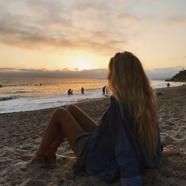 Me Quedo Con Mis Sueños...
Mis Sensaciones… Yo me quedo con la sensación de un abrazo. Con el dolor de barriga que me da una risa sincera. Me quedo con las colonias que me recuerdan a personas y a momentos. Me quedo con esas conversaciones de horas, donde recordamos los momentos que hemos vivido juntos, notándose que, pese a todo, aun nos llena de sincera emoción a ambos. Me quedo con la intriga. 
Y, sí, me quedo con una buena tortilla de patatas con pimientos y con el gazpacho que me enseñó hacer mi madre.
Me quedo con lo que me hace feliz. Me quedo con mis sueños. Me quedo con lo que tengo…Sigue en mi Blog.
Rovica.