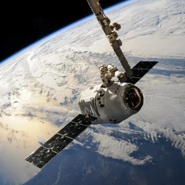 Tenía Que Pasar, Para Que Pasara Lo Que Está Pasando...
En 1963 Valentina Tereshkova viajó al espacio. Orbitó sobre la tierra 48 veces, y ¿sabes lo que me enseña a mí? Pues, que, si quiero la luna, voy yo a por ella. Y es que, a veces, les dedicamos el insomnio a alguien que ya se durmió y eso no es así. La vida empieza muchas veces…¡Vive joder, que te vas a morir igualmente!
Tú crees que al lobo le importa la opinión de la oveja…no, ¿verdad? ¡Claro! Es que el lobo también está harto de tanto cuento. El diablo también es malo porque la historia te la contó un ángel ¿no? Mira, yo no sé odiar, pero recordar con asco creo que debe ser lo más parecido y te digo esto, porque la vida está hecha de días que no significan nada, pero luego hay momentos que lo significan todo.
Esto que voy a decirte si me lo hubieran dicho a mí alguna vez, ya no como consejo, sino, como el que te dice un refrán, me hubiese ahorrado llorar como una magdalena más de una vez. Lo que pasó tenía que pasar para que pasara lo que está pasando. Porque esto es como la palabra “reconocer” que es una palabra importante y se lee tanto al derecho que del revés. Vuelve a leerlo. En caso de duda...pregunta, no supongas. Y es que a mí la vida me quitó tanto…que me quitó hasta el miedo. Y esa sensación de haber tocado fondo, a menudo, se transforma en una forma de fortaleza y en una resiliencia inquebrantable...Sigue leyendo en mi Blog.
Rovica.