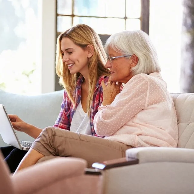 Hay Palabras Que No Solo Se escuchan...
Escuchar a una abuela desgranar la vida con esa claridad es recibir una herencia de lucidez, un mapa trazado no desde la teoría, sino desde la piel y los años. Hay conversaciones que no solo se escuchan, sino que se quedan a vivir en nosotros. El equilibrio entre la crudeza sin autoengaños y una ternura profunda, describe a la perfección el valor incalculable de la sabiduría intergeneracional. Es, sin duda, recibir un tesoro emocional y un faro para el propio camino.
La sabiduría más auténtica no proviene de conceptos abstractos, sino de la experiencia vivida, de los momentos en que tuvimos que sostenernos en pie y de esa paz madura que solo llega cuando aprendemos a mirar el pasado con gratitud y aceptación. Las cicatrices, tanto físicas como emocionales, son el mapa de nuestra propia historia y el testimonio de nuestra resiliencia.
Hay verdades que no se aprenden en los libros, sino en las marcas de la piel, en las batallas superadas y en la calma que da el haber vivido el tiempo. No son simples reflexiones, son la destilación de una vida entera observando el mundo sin autoengaños, pero con una ternura, una cordura y una perspicacia extraordinariamente admirables. Sus palabras condensan una filosofía práctica y valiente sobre cómo sostenernos en un mundo caótico:
"La vida es, en el fondo, una negociación constante con las sorpresas de la realidad. Pasamos buena parte de la existencia intentando planificar, asegurar y controlar cada detalle, construyendo la ilusión de que sostenemos las riendas de todo. Sin embargo, el mundo siempre acaba demostrando que tiene sus propios planes. La verdadera sabiduría no consiste en resignarse de brazos cruzados ni en enfurecerse contra lo que llega, sino en mantener un diálogo fluido con el presente. Al soltar la rigidez del control, ganamos la flexibilidad necesaria para adaptarnos, girar y descubrir caminos maravillosos que jamás habríamos sido capaces de diseñar.
El tiempo corre hacia nosotros como una manada de búfalos. Aunque no siempre avance en estampida, su paso es constante e inevitable. Quedarse completamente inmóvil equivale a...Sigue en mi Blog.
Rovica.