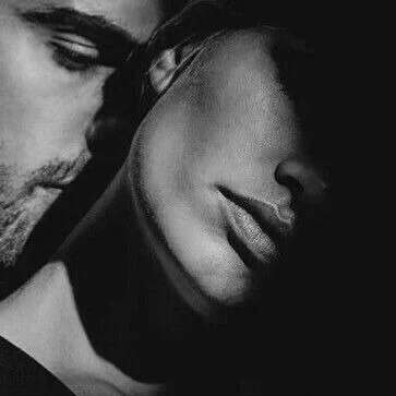 l Sexo Complace El Cuerpo, Pero...
El sexo complace el cuerpo pero, el amor...El amor es para complacer el alma; una conexión profunda y sincera entre dos personas que va mucho más allá del contacto físico, la transición de lo efímero a lo eterno. Y, precisamente en ese espacio, entre lo tangible y lo intangible ocurre el instante mágico que cruza el umbral de lo ordinario para convertirse en algo sagrado. Lo superficial se desvanece y da paso a lo auténtico, la conexión sublime, profunda, donde sobra el ruido y se siente la verdad del alma, el milagro más grande del amor...Sigue en mi Blog.
Rovica.