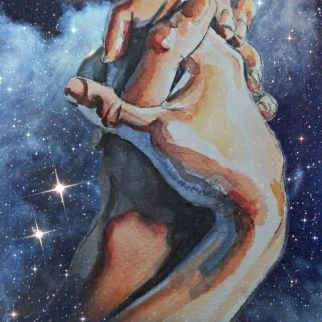Entre la Piel y el Alma...

Recorres mi cuerpo,
como recorres mi mente,
Solo tú sabes besar mi boca,
como besas mi alma,
elevando mis sentidos
Solo tú sabes llevarme bailando
hasta el fuego que susurran las estrellas,
donde la mente se rinde y la piel se vuelve luz.…

Nos desprendimos de la gravedad
y ahora flotamos en un espacio sin mapas.
Tu boca no solo besa mi piel,
descifra los códigos que llevo grabados dentro.
Eres ese pulso eléctrico,
el desorden hermoso que hace cantar a mi ser
cuando tu silueta y la mía pierden los bordes.

En un incendio que no produce humo,
un eclipse total de los sentidos
donde la mente se rinde y la piel se vuelve luz.
Nos movemos en una danza secreta,
convertidos en un solo trazo de fuego,
suspendidos para siempre
en el eco de un suspiro eterno.

Rovica.
