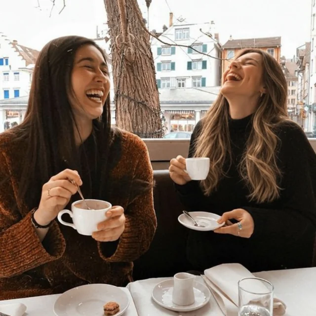 Conversaciones Entre Amigas...(Humor)
Mientras toman algo, dos amigas María y Violeta, mantienen una conversación:
María - Yo quiero un amor sin reglas, como la menopausia
Violeta - Para eso tienes que hacer la operación mosca, vamos… mandar todos a la mierda, para que me entiendas.
María - Así no se va enamorar nadie de mí, en mi vida, tia
Violeta - Ya… es que, si no toleras todo, le vas a enseñar a la gente como tratarte…
María - Ya… pero si yo lo que quiero es, no estar sola
Violeta - Tia, nadie se muere por estar sol@. Es más, hay personas que están muertas en vida al lado de la persona equivocada.
María - Sí, eso es verdad, lo que pasa, que yo siempre “la cago”
Violeta - A ver María, puedes “cagarla” de vez en cuando, pero tia, no puedes vivir con “diarrea” toda la vida, por que no es sano corazón.
María - A veces las cosas pasan por algo. Por imbécil… ¡por ejemplo!
Violeta - Que no tia, que no digo que tú seas imbécil…tú eres poesía. Los demás son un puro cuento pero, si encuentras el amor…por favor, ¡no te cases!
María - ¿Pero, porqué…? ¡Si es la ilusión de mi vida!
Violeta - Porque eso, fijo, es un crimen… ¿Por qué te crees, que piden testigos?
María - Tia, yo sé que mi media naranja está cerca, yo lo presiento.
Violeta - A ver si va a tener gastritis y no tolera los cítricos
María - ¡Vendito amor!
Violeta - Para amor, el tuyo propio. Y no hay más…Sigue leyendo en mi Blog.
Rovica.
