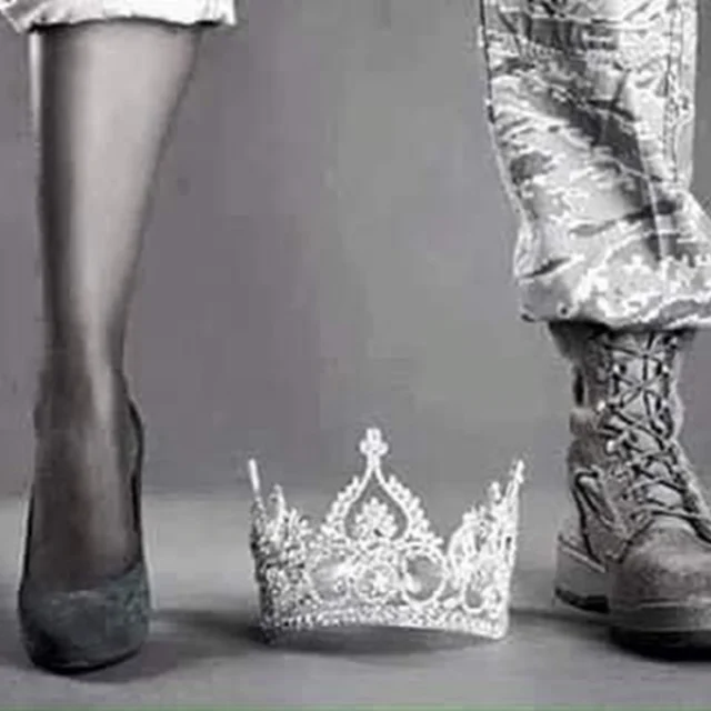 Walt Disney Nunca Vió Venir...
Walt Disney nunca vió venir que un día las princesas abandonarían los castillos para recorrer el mundo con el alma despeinada y los bolsillos llenos de sueños. Ya no esperan que nadie las salve, porque aprendieron a salvarse solas. No buscan coronas, prefieren la libertad; no anhelan zapatos de cristal, caminan descalzas sobre la vida.
Llevan bajo el brazo un libro, un cuaderno, una historia escrita por ellas mismas. En sus páginas no hay hadas madrinas ni príncipes azules, solo mujeres valientes que aman sin miedo, que lloran sin vergüenza y que se levantan incluso cuando el mundo intenta derribarlas.
Las nuevas princesas visten de poesía y de realidad. Tienen cicatrices en lugar de joyas, y risas que suenan más fuertes que cualquier hechizo. No le temen al paso del tiempo, ni a la soledad, ni al espejo. Han descubierto que la belleza está en la verdad, y que el amor más grande es el que se dan a sí mismas.
Ya no esperan el “felices para siempre”. Prefieren el “aquí y ahora”, donde cada día se convierte en una página nueva. Y si las miras bien, verás que siguen siendo princesas… solo que ahora gobiernan su propio reino...Sigue en mi Blog.
Rovica.