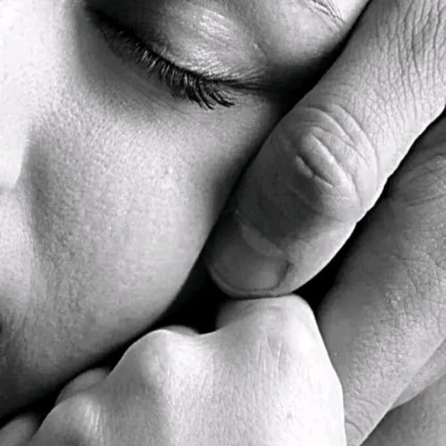 Más Allá Del Tiempo y Del Olvido...
Hay un rincón secreto donde el mundo se detiene,
donde el ruido de las horas se apaga,
 solo queda el pulso lento de la noche que sostiene
y este amor que en silencio se desborda.
 💖
No es el fuego fugaz que quema y se evapora,
ni la pasión ligera que sacude y luego huye;
es una raíz honda que en silencio llora,
un río manso que hacia el mar profundo fluye.
 💖
Te amo en lo invisible, en lo que no se nombra,
en el recodo más íntimo donde habita la certeza,
en la quietud constante que nos cubre la memoria
y en la luz que de repente nos devuelve la belleza.
 💖
Si el tiempo fuera arena y se escapara de las manos,
si el universo entero decidiera desmoronarse,
seguiríamos siendo ese milagro que supieron,
sin tocarse, volverse a encontrar y amarse.
 💖
Porque lo que es eterno no precisa de testigos,
ni de promesas necias que el tiempo desvanezca;
somos la misma entraña, los eternos abrigos,
dos almas divididas que en tus ojos se reconocen y resucitan...
Sigue en mi Blog.
Rovica.