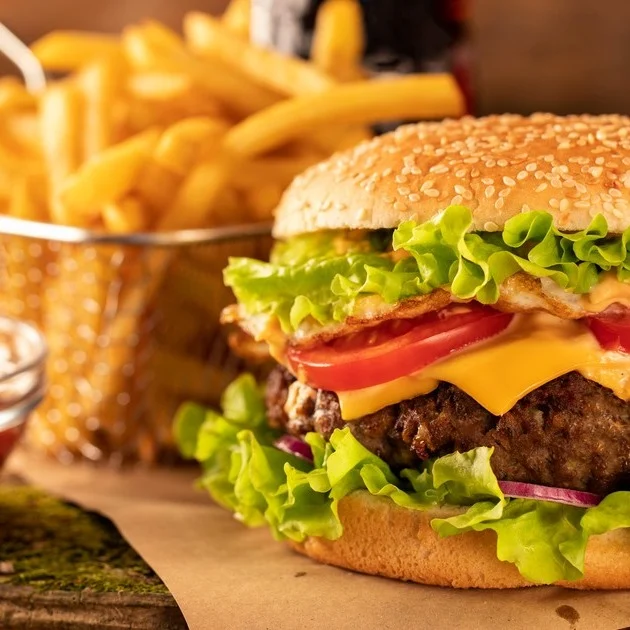 Más Falso Que Mí Dieta...
Su amor fue más falso que mí dieta…Hay mentiras que duelen, otras que sorprenden, y luego está ese tipo de amor que vino con fecha de caducidad integrada y garantía falsa de fábrica. Tan falso, tan efímero y tan lleno de promesas vacías, que terminó superando por mucho, a mi eterno propósito de empezar la dieta "este próximo lunes".
Porque seamos sinceros... lo mío con la dieta al menos tiene la decencia de durar hasta la hora del almuerzo. Hay una breve ilusión, un café amargo, una hoja de lechuga que mira con tristeza y al final, una rendición con dignidad ante el primer antojo que se cruza...¡Qué le vamos hacer!. Pero lo suyo... ¡lo suyo fue arte puro de la ficción, nivel Hollywood! Sostener una mentira, poner cara de "estoy comprometido " mientras el guión se desmorona por completo en el backstage, requiere un talento actoral digno de un Óscar.
Prometió un compromiso emocional equilibrado, libre de tóxicos y a largo plazo. Juntó palabras bonitas jurando que esta vez era "distinto", que los errores del pasado se habían acabado. Y yo, incauta de mí, me creí el cuento del amor saludable y orgánico .
Pero no...Qué va. A la primera de cambio, cuando la rutina apretó un poco, apareció la decepción a la vuelta de la esquina y, el castillo de naipes se vino abajo. ¿Y el compromiso? Bien gracias, pero, debió quedarse atrapado en el mismo cajón donde guardo los pantalones ajustados con la esperanza de que ... "algún día me volverán a quedar".
Al final, al menos, ya sé a qué atenerme y, que la culpa fue mía. En esa historia de "hamor", la única que se tragó todas las mentiras sin masticar fui yo, aunque, eso sí, con derecho a devolución... ¡Menos mal!...Sigue en mi Blog.
Rovica.